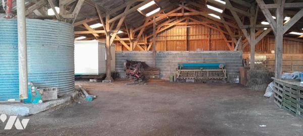A VENDRE SAINT SERVAIS BATIMENT + TERRES