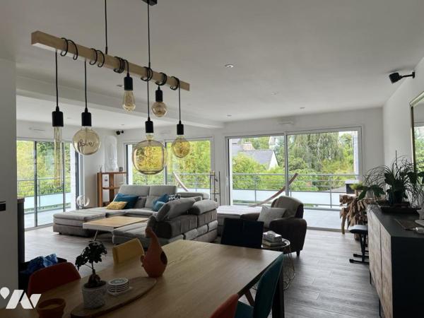 CENTRE - MAISON AVEC VIE AU RDC ET PISCINE.