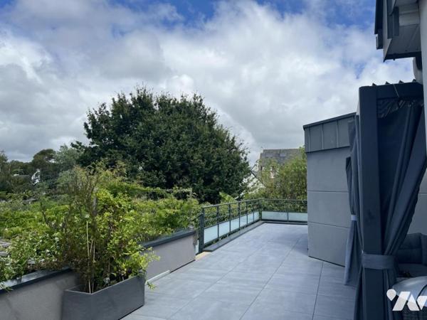 CENTRE - MAISON AVEC VIE AU RDC ET PISCINE.