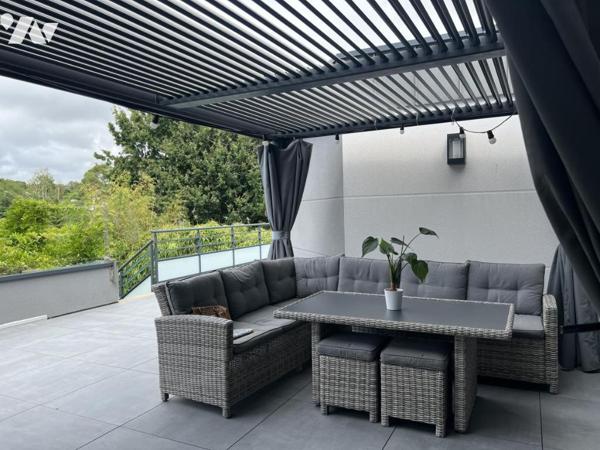 CENTRE - MAISON AVEC VIE AU RDC ET PISCINE.