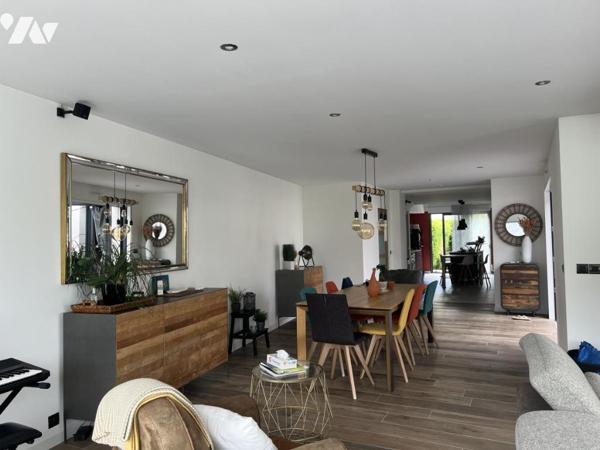 CENTRE - MAISON AVEC VIE AU RDC ET PISCINE.