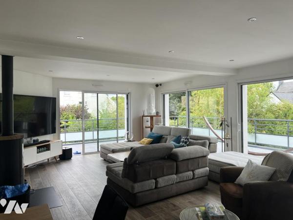 CENTRE - MAISON AVEC VIE AU RDC ET PISCINE.