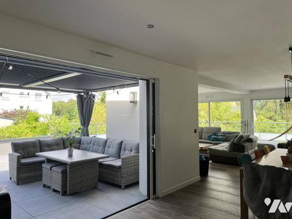 CENTRE - MAISON AVEC VIE AU RDC ET PISCINE.