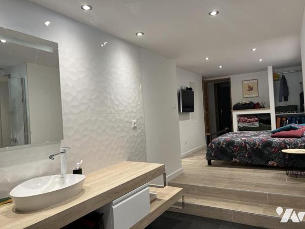 CENTRE - MAISON AVEC VIE AU RDC ET PISCINE.