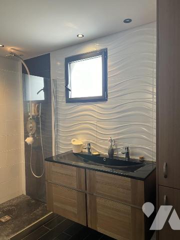 CENTRE - MAISON AVEC VIE AU RDC ET PISCINE.