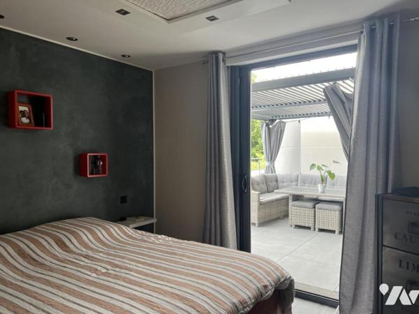 CENTRE - MAISON AVEC VIE AU RDC ET PISCINE.