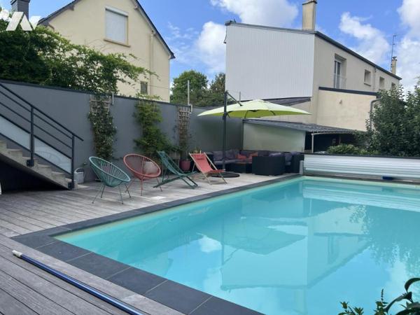 CENTRE - MAISON AVEC VIE AU RDC ET PISCINE.