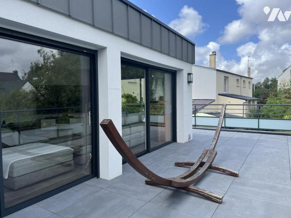 CENTRE - MAISON AVEC VIE AU RDC ET PISCINE.