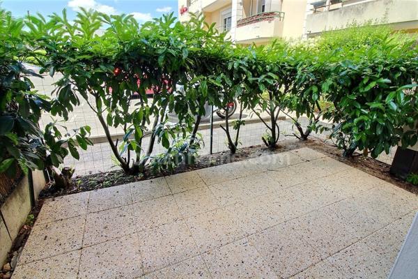 Appartement 1 pièce loué meublé avec terrasse à Carrières sous Poissy au prix de 599 euros C.C. par mois