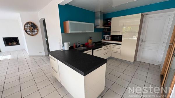 Maison familiale lumineuse exposée plein Sud avec 4 chambres et terrain constructible de 2 240 m²