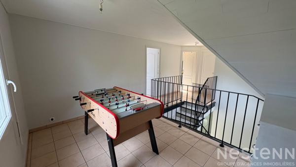 Maison familiale lumineuse exposée plein Sud avec 4 chambres et terrain constructible de 2 240 m²