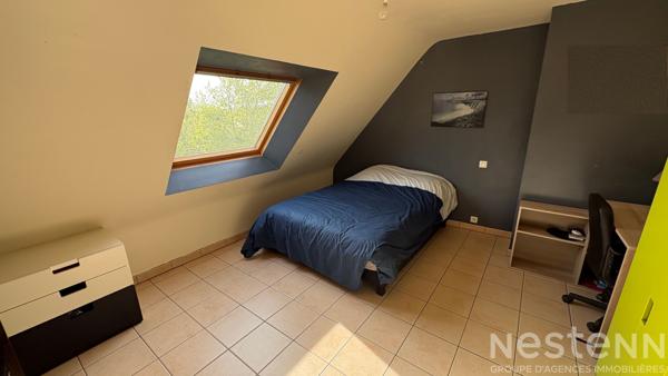 Maison familiale lumineuse exposée plein Sud avec 4 chambres et terrain constructible de 2 240 m²