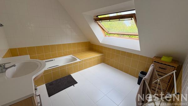 Maison familiale lumineuse exposée plein Sud avec 4 chambres et terrain constructible de 2 240 m²