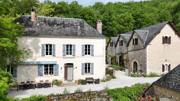 Superbe ensemble avec 5 gites et piscine