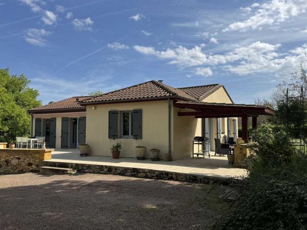 Maison contemporaine - Saint-cyprien Maison de plain-pied 3 chambres avec dépendances dont un garage pour camping car et piscine en plein cœur du Périgord Noir