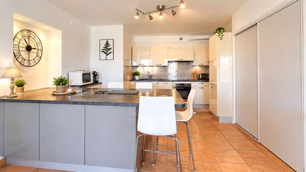 Superbe T2 meublé de 70 m² avec balcon et vue panoramique sur le port de Mèze et l'étang de Thau