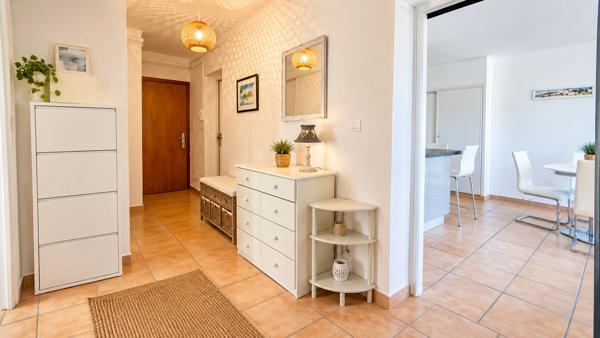 Superbe T2 meublé de 70 m² avec balcon et vue panoramique sur le port de Mèze et l'étang de Thau