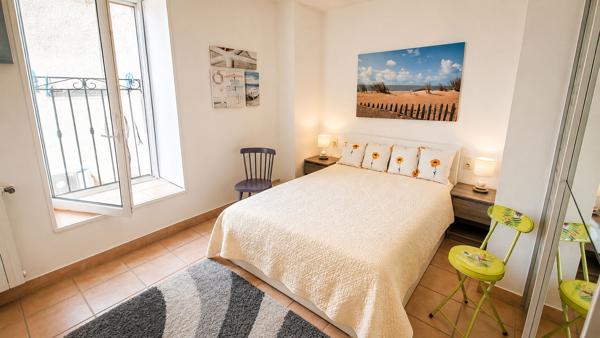 Superbe T2 meublé de 70 m² avec balcon et vue panoramique sur le port de Mèze et l'étang de Thau