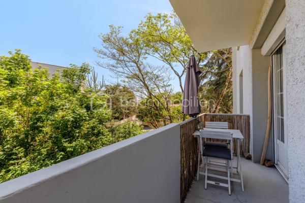 Vous recherchez un appartement sans travaux situé à deux pas du plateau de Saint-Rambert à Lyon 9, au calme dans un cadre verdoyant ?

Je vous invite à découvrir cet appartement traversant Est/Ouest de 3 pièces situé au 1er étage d'une copropriété aux faibles charges et bien entretenue. 

Initialement agencé en T4, la suppression de la troisième chambre a permis d'agrandir le séjour pour obtenir une surface de 27 m². Actuellement agencé en séjour avec son coin TV et en salle à manger avec assez de place pour installer une table de réception, vous profiterez également des beaux jours grâce au balcon filant de 5 m² env. donnant sur la verdure alentour et sur le calme du plateau de Saint-Rambert. A l'Ouest, la cuisine ouverte sur le séjour présente tout l'équipement nécessaire pour recevoir dignement votre proches : cave à vin intégrée, plaque de cuisson électrique, four et lave-vaisselle encastrés.

Côté nuit, 2 chambres se succèdent. La première et plus grande (12 m²) bénéficie de 2 placards intégrés. La seconde présente une surface de près de 10 m², idéal pour un enfant. Pour clore l'espace nuit, nous retrouvons la salle d'eau avec WC intégrés et emplacement pour la machine à laver.

Une grande cave saine est également disponible en sous-sol. Un grand local vélo commun est également disponible dans la résidence.

A noter : Stationnement libre et gratuit en bas de la copropriété - Eau comprise dans les charges - Faible Taxe Foncière de 640 €/an - Menuiseries PVC - Double-vitrage dans l'ensemble de l'appartement  - Ravalement de façade réalisé en septembre 2021 - Réfection de la toiture en septembre 2014 - Terrain de jeux pour enfants et adolescents à proximité - Supermarché et commodités à 4 min. à pied (La Banque Postale, Pharmacie, Intermarché, etc.) - Bus 2, 20 et 71 à proximité (gare de Vaise en moins de 20 min. en transports)