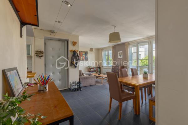 Vous recherchez un appartement sans travaux situé à deux pas du plateau de Saint-Rambert à Lyon 9, au calme dans un cadre verdoyant ?

Je vous invite à découvrir cet appartement traversant Est/Ouest de 3 pièces situé au 1er étage d'une copropriété aux faibles charges et bien entretenue. 

Initialement agencé en T4, la suppression de la troisième chambre a permis d'agrandir le séjour pour obtenir une surface de 27 m². Actuellement agencé en séjour avec son coin TV et en salle à manger avec assez de place pour installer une table de réception, vous profiterez également des beaux jours grâce au balcon filant de 5 m² env. donnant sur la verdure alentour et sur le calme du plateau de Saint-Rambert. A l'Ouest, la cuisine ouverte sur le séjour présente tout l'équipement nécessaire pour recevoir dignement votre proches : cave à vin intégrée, plaque de cuisson électrique, four et lave-vaisselle encastrés.

Côté nuit, 2 chambres se succèdent. La première et plus grande (12 m²) bénéficie de 2 placards intégrés. La seconde présente une surface de près de 10 m², idéal pour un enfant. Pour clore l'espace nuit, nous retrouvons la salle d'eau avec WC intégrés et emplacement pour la machine à laver.

Une grande cave saine est également disponible en sous-sol. Un grand local vélo commun est également disponible dans la résidence.

A noter : Stationnement libre et gratuit en bas de la copropriété - Eau comprise dans les charges - Faible Taxe Foncière de 640 €/an - Menuiseries PVC - Double-vitrage dans l'ensemble de l'appartement  - Ravalement de façade réalisé en septembre 2021 - Réfection de la toiture en septembre 2014 - Terrain de jeux pour enfants et adolescents à proximité - Supermarché et commodités à 4 min. à pied (La Banque Postale, Pharmacie, Intermarché, etc.) - Bus 2, 20 et 71 à proximité (gare de Vaise en moins de 20 min. en transports)