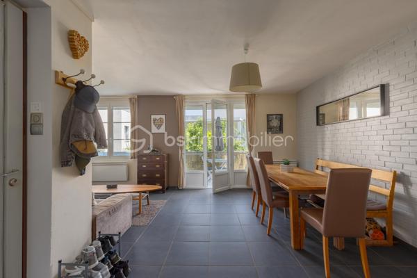 Vous recherchez un appartement sans travaux situé à deux pas du plateau de Saint-Rambert à Lyon 9, au calme dans un cadre verdoyant ?

Je vous invite à découvrir cet appartement traversant Est/Ouest de 3 pièces situé au 1er étage d'une copropriété aux faibles charges et bien entretenue. 

Initialement agencé en T4, la suppression de la troisième chambre a permis d'agrandir le séjour pour obtenir une surface de 27 m². Actuellement agencé en séjour avec son coin TV et en salle à manger avec assez de place pour installer une table de réception, vous profiterez également des beaux jours grâce au balcon filant de 5 m² env. donnant sur la verdure alentour et sur le calme du plateau de Saint-Rambert. A l'Ouest, la cuisine ouverte sur le séjour présente tout l'équipement nécessaire pour recevoir dignement votre proches : cave à vin intégrée, plaque de cuisson électrique, four et lave-vaisselle encastrés.

Côté nuit, 2 chambres se succèdent. La première et plus grande (12 m²) bénéficie de 2 placards intégrés. La seconde présente une surface de près de 10 m², idéal pour un enfant. Pour clore l'espace nuit, nous retrouvons la salle d'eau avec WC intégrés et emplacement pour la machine à laver.

Une grande cave saine est également disponible en sous-sol. Un grand local vélo commun est également disponible dans la résidence.

A noter : Stationnement libre et gratuit en bas de la copropriété - Eau comprise dans les charges - Faible Taxe Foncière de 640 €/an - Menuiseries PVC - Double-vitrage dans l'ensemble de l'appartement  - Ravalement de façade réalisé en septembre 2021 - Réfection de la toiture en septembre 2014 - Terrain de jeux pour enfants et adolescents à proximité - Supermarché et commodités à 4 min. à pied (La Banque Postale, Pharmacie, Intermarché, etc.) - Bus 2, 20 et 71 à proximité (gare de Vaise en moins de 20 min. en transports)
