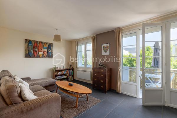 Vous recherchez un appartement sans travaux situé à deux pas du plateau de Saint-Rambert à Lyon 9, au calme dans un cadre verdoyant ?

Je vous invite à découvrir cet appartement traversant Est/Ouest de 3 pièces situé au 1er étage d'une copropriété aux faibles charges et bien entretenue. 

Initialement agencé en T4, la suppression de la troisième chambre a permis d'agrandir le séjour pour obtenir une surface de 27 m². Actuellement agencé en séjour avec son coin TV et en salle à manger avec assez de place pour installer une table de réception, vous profiterez également des beaux jours grâce au balcon filant de 5 m² env. donnant sur la verdure alentour et sur le calme du plateau de Saint-Rambert. A l'Ouest, la cuisine ouverte sur le séjour présente tout l'équipement nécessaire pour recevoir dignement votre proches : cave à vin intégrée, plaque de cuisson électrique, four et lave-vaisselle encastrés.

Côté nuit, 2 chambres se succèdent. La première et plus grande (12 m²) bénéficie de 2 placards intégrés. La seconde présente une surface de près de 10 m², idéal pour un enfant. Pour clore l'espace nuit, nous retrouvons la salle d'eau avec WC intégrés et emplacement pour la machine à laver.

Une grande cave saine est également disponible en sous-sol. Un grand local vélo commun est également disponible dans la résidence.

A noter : Stationnement libre et gratuit en bas de la copropriété - Eau comprise dans les charges - Faible Taxe Foncière de 640 €/an - Menuiseries PVC - Double-vitrage dans l'ensemble de l'appartement  - Ravalement de façade réalisé en septembre 2021 - Réfection de la toiture en septembre 2014 - Terrain de jeux pour enfants et adolescents à proximité - Supermarché et commodités à 4 min. à pied (La Banque Postale, Pharmacie, Intermarché, etc.) - Bus 2, 20 et 71 à proximité (gare de Vaise en moins de 20 min. en transports)