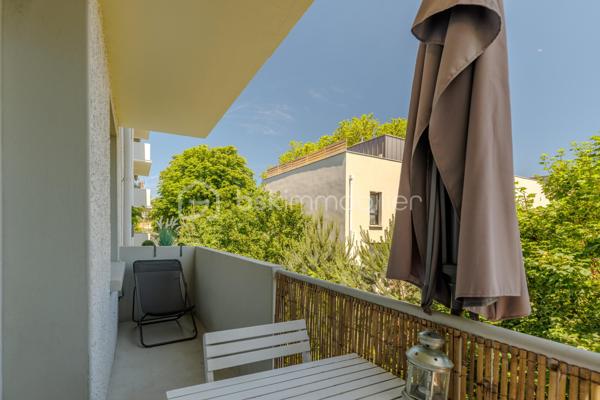 Vous recherchez un appartement sans travaux situé à deux pas du plateau de Saint-Rambert à Lyon 9, au calme dans un cadre verdoyant ?

Je vous invite à découvrir cet appartement traversant Est/Ouest de 3 pièces situé au 1er étage d'une copropriété aux faibles charges et bien entretenue. 

Initialement agencé en T4, la suppression de la troisième chambre a permis d'agrandir le séjour pour obtenir une surface de 27 m². Actuellement agencé en séjour avec son coin TV et en salle à manger avec assez de place pour installer une table de réception, vous profiterez également des beaux jours grâce au balcon filant de 5 m² env. donnant sur la verdure alentour et sur le calme du plateau de Saint-Rambert. A l'Ouest, la cuisine ouverte sur le séjour présente tout l'équipement nécessaire pour recevoir dignement votre proches : cave à vin intégrée, plaque de cuisson électrique, four et lave-vaisselle encastrés.

Côté nuit, 2 chambres se succèdent. La première et plus grande (12 m²) bénéficie de 2 placards intégrés. La seconde présente une surface de près de 10 m², idéal pour un enfant. Pour clore l'espace nuit, nous retrouvons la salle d'eau avec WC intégrés et emplacement pour la machine à laver.

Une grande cave saine est également disponible en sous-sol. Un grand local vélo commun est également disponible dans la résidence.

A noter : Stationnement libre et gratuit en bas de la copropriété - Eau comprise dans les charges - Faible Taxe Foncière de 640 €/an - Menuiseries PVC - Double-vitrage dans l'ensemble de l'appartement  - Ravalement de façade réalisé en septembre 2021 - Réfection de la toiture en septembre 2014 - Terrain de jeux pour enfants et adolescents à proximité - Supermarché et commodités à 4 min. à pied (La Banque Postale, Pharmacie, Intermarché, etc.) - Bus 2, 20 et 71 à proximité (gare de Vaise en moins de 20 min. en transports)