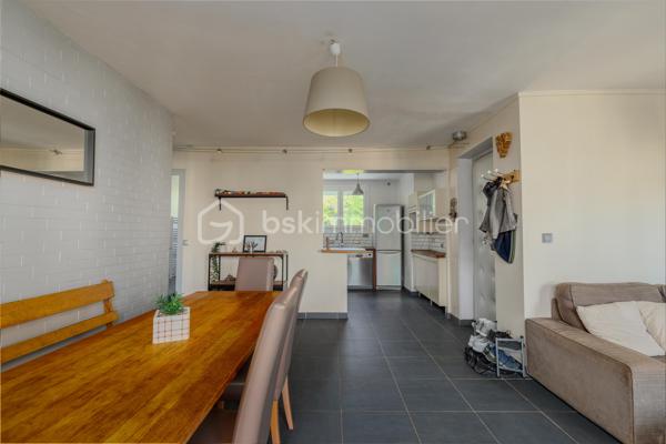 Vous recherchez un appartement sans travaux situé à deux pas du plateau de Saint-Rambert à Lyon 9, au calme dans un cadre verdoyant ?

Je vous invite à découvrir cet appartement traversant Est/Ouest de 3 pièces situé au 1er étage d'une copropriété aux faibles charges et bien entretenue. 

Initialement agencé en T4, la suppression de la troisième chambre a permis d'agrandir le séjour pour obtenir une surface de 27 m². Actuellement agencé en séjour avec son coin TV et en salle à manger avec assez de place pour installer une table de réception, vous profiterez également des beaux jours grâce au balcon filant de 5 m² env. donnant sur la verdure alentour et sur le calme du plateau de Saint-Rambert. A l'Ouest, la cuisine ouverte sur le séjour présente tout l'équipement nécessaire pour recevoir dignement votre proches : cave à vin intégrée, plaque de cuisson électrique, four et lave-vaisselle encastrés.

Côté nuit, 2 chambres se succèdent. La première et plus grande (12 m²) bénéficie de 2 placards intégrés. La seconde présente une surface de près de 10 m², idéal pour un enfant. Pour clore l'espace nuit, nous retrouvons la salle d'eau avec WC intégrés et emplacement pour la machine à laver.

Une grande cave saine est également disponible en sous-sol. Un grand local vélo commun est également disponible dans la résidence.

A noter : Stationnement libre et gratuit en bas de la copropriété - Eau comprise dans les charges - Faible Taxe Foncière de 640 €/an - Menuiseries PVC - Double-vitrage dans l'ensemble de l'appartement  - Ravalement de façade réalisé en septembre 2021 - Réfection de la toiture en septembre 2014 - Terrain de jeux pour enfants et adolescents à proximité - Supermarché et commodités à 4 min. à pied (La Banque Postale, Pharmacie, Intermarché, etc.) - Bus 2, 20 et 71 à proximité (gare de Vaise en moins de 20 min. en transports)