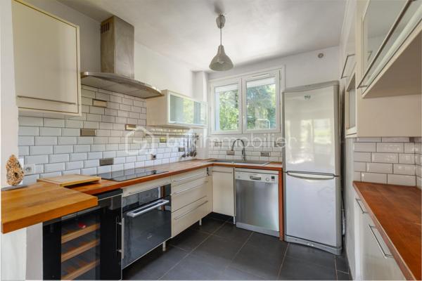 Vous recherchez un appartement sans travaux situé à deux pas du plateau de Saint-Rambert à Lyon 9, au calme dans un cadre verdoyant ?

Je vous invite à découvrir cet appartement traversant Est/Ouest de 3 pièces situé au 1er étage d'une copropriété aux faibles charges et bien entretenue. 

Initialement agencé en T4, la suppression de la troisième chambre a permis d'agrandir le séjour pour obtenir une surface de 27 m². Actuellement agencé en séjour avec son coin TV et en salle à manger avec assez de place pour installer une table de réception, vous profiterez également des beaux jours grâce au balcon filant de 5 m² env. donnant sur la verdure alentour et sur le calme du plateau de Saint-Rambert. A l'Ouest, la cuisine ouverte sur le séjour présente tout l'équipement nécessaire pour recevoir dignement votre proches : cave à vin intégrée, plaque de cuisson électrique, four et lave-vaisselle encastrés.

Côté nuit, 2 chambres se succèdent. La première et plus grande (12 m²) bénéficie de 2 placards intégrés. La seconde présente une surface de près de 10 m², idéal pour un enfant. Pour clore l'espace nuit, nous retrouvons la salle d'eau avec WC intégrés et emplacement pour la machine à laver.

Une grande cave saine est également disponible en sous-sol. Un grand local vélo commun est également disponible dans la résidence.

A noter : Stationnement libre et gratuit en bas de la copropriété - Eau comprise dans les charges - Faible Taxe Foncière de 640 €/an - Menuiseries PVC - Double-vitrage dans l'ensemble de l'appartement  - Ravalement de façade réalisé en septembre 2021 - Réfection de la toiture en septembre 2014 - Terrain de jeux pour enfants et adolescents à proximité - Supermarché et commodités à 4 min. à pied (La Banque Postale, Pharmacie, Intermarché, etc.) - Bus 2, 20 et 71 à proximité (gare de Vaise en moins de 20 min. en transports)