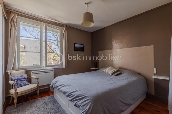 Vous recherchez un appartement sans travaux situé à deux pas du plateau de Saint-Rambert à Lyon 9, au calme dans un cadre verdoyant ?

Je vous invite à découvrir cet appartement traversant Est/Ouest de 3 pièces situé au 1er étage d'une copropriété aux faibles charges et bien entretenue. 

Initialement agencé en T4, la suppression de la troisième chambre a permis d'agrandir le séjour pour obtenir une surface de 27 m². Actuellement agencé en séjour avec son coin TV et en salle à manger avec assez de place pour installer une table de réception, vous profiterez également des beaux jours grâce au balcon filant de 5 m² env. donnant sur la verdure alentour et sur le calme du plateau de Saint-Rambert. A l'Ouest, la cuisine ouverte sur le séjour présente tout l'équipement nécessaire pour recevoir dignement votre proches : cave à vin intégrée, plaque de cuisson électrique, four et lave-vaisselle encastrés.

Côté nuit, 2 chambres se succèdent. La première et plus grande (12 m²) bénéficie de 2 placards intégrés. La seconde présente une surface de près de 10 m², idéal pour un enfant. Pour clore l'espace nuit, nous retrouvons la salle d'eau avec WC intégrés et emplacement pour la machine à laver.

Une grande cave saine est également disponible en sous-sol. Un grand local vélo commun est également disponible dans la résidence.

A noter : Stationnement libre et gratuit en bas de la copropriété - Eau comprise dans les charges - Faible Taxe Foncière de 640 €/an - Menuiseries PVC - Double-vitrage dans l'ensemble de l'appartement  - Ravalement de façade réalisé en septembre 2021 - Réfection de la toiture en septembre 2014 - Terrain de jeux pour enfants et adolescents à proximité - Supermarché et commodités à 4 min. à pied (La Banque Postale, Pharmacie, Intermarché, etc.) - Bus 2, 20 et 71 à proximité (gare de Vaise en moins de 20 min. en transports)