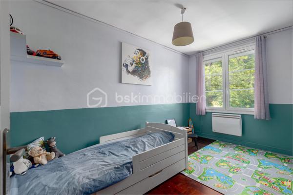 Vous recherchez un appartement sans travaux situé à deux pas du plateau de Saint-Rambert à Lyon 9, au calme dans un cadre verdoyant ?

Je vous invite à découvrir cet appartement traversant Est/Ouest de 3 pièces situé au 1er étage d'une copropriété aux faibles charges et bien entretenue. 

Initialement agencé en T4, la suppression de la troisième chambre a permis d'agrandir le séjour pour obtenir une surface de 27 m². Actuellement agencé en séjour avec son coin TV et en salle à manger avec assez de place pour installer une table de réception, vous profiterez également des beaux jours grâce au balcon filant de 5 m² env. donnant sur la verdure alentour et sur le calme du plateau de Saint-Rambert. A l'Ouest, la cuisine ouverte sur le séjour présente tout l'équipement nécessaire pour recevoir dignement votre proches : cave à vin intégrée, plaque de cuisson électrique, four et lave-vaisselle encastrés.

Côté nuit, 2 chambres se succèdent. La première et plus grande (12 m²) bénéficie de 2 placards intégrés. La seconde présente une surface de près de 10 m², idéal pour un enfant. Pour clore l'espace nuit, nous retrouvons la salle d'eau avec WC intégrés et emplacement pour la machine à laver.

Une grande cave saine est également disponible en sous-sol. Un grand local vélo commun est également disponible dans la résidence.

A noter : Stationnement libre et gratuit en bas de la copropriété - Eau comprise dans les charges - Faible Taxe Foncière de 640 €/an - Menuiseries PVC - Double-vitrage dans l'ensemble de l'appartement  - Ravalement de façade réalisé en septembre 2021 - Réfection de la toiture en septembre 2014 - Terrain de jeux pour enfants et adolescents à proximité - Supermarché et commodités à 4 min. à pied (La Banque Postale, Pharmacie, Intermarché, etc.) - Bus 2, 20 et 71 à proximité (gare de Vaise en moins de 20 min. en transports)