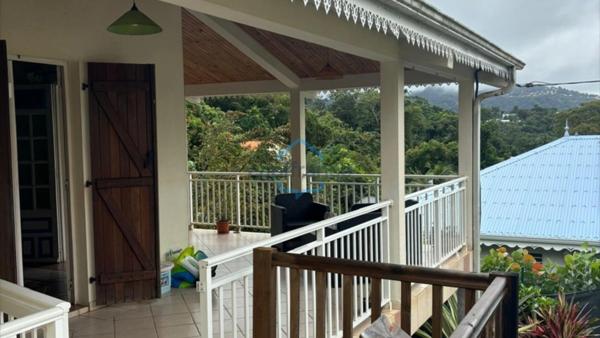 Vente spacieuse maison type F5 dans zone pavillonnaire rurale au Lamentin (97232).