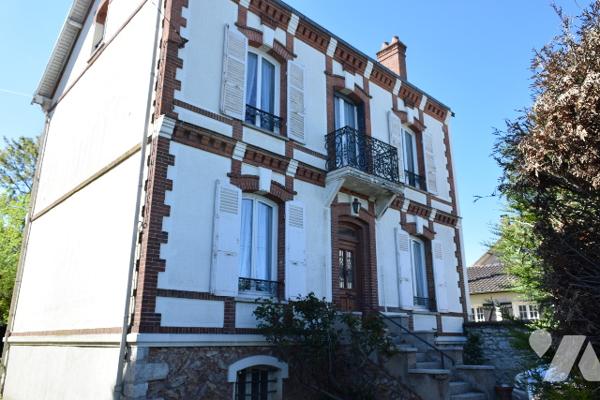 Maison bourgeoise de 140 m²,7 pièces dont 4 chambres,2 salles d’eau, sous-sol, jardin Parcelle 676m²