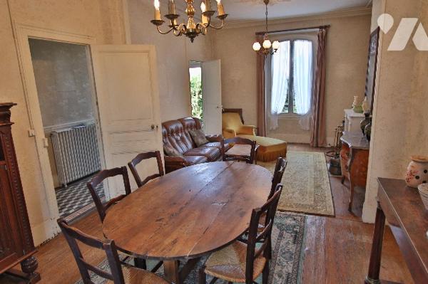 Maison bourgeoise de 140 m²,7 pièces dont 4 chambres,2 salles d’eau, sous-sol, jardin Parcelle 676m²