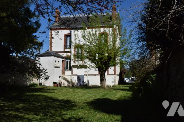 Maison bourgeoise de 140 m²,7 pièces dont 4 chambres,2 salles d’eau, sous-sol, jardin Parcelle 676m²