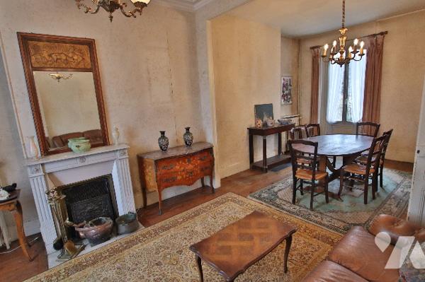 Maison bourgeoise de 140 m²,7 pièces dont 4 chambres,2 salles d’eau, sous-sol, jardin Parcelle 676m²