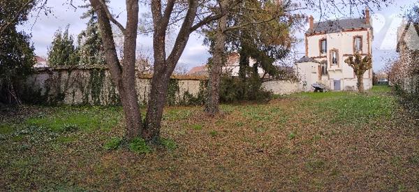 Maison bourgeoise de 140 m²,7 pièces dont 4 chambres,2 salles d’eau, sous-sol, jardin Parcelle 676m²