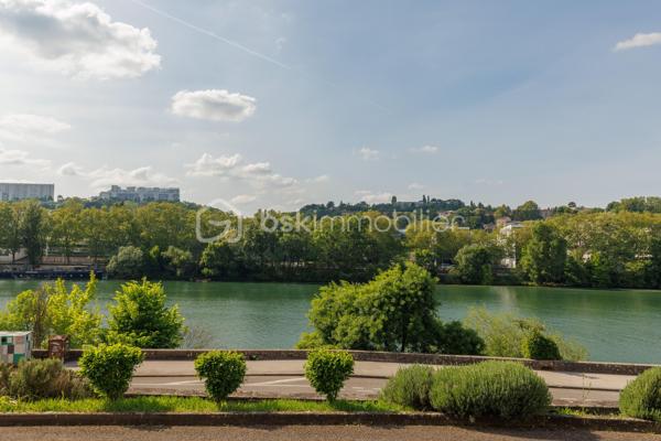 Vous recherchez un appartement 3 pièces dans un havre de paix où nature et calme font partie du quotidien ?

Je vous présente ce rez-de jardin de près de 58 m² situé dans une copropriété sécurisée avec gardien au bord des quais de Saône, érigée en 1983 sur près de 4 hectares de terrain dont une grande partie aménagée en bois, idéal pour les promenades quotidiennes de vos animaux de compagnie.

Cet appartement présente 2 terrasses et 2 jardins bien délimités avec vue dégagée sur la Saône et sans vis-à-vis.

Ce bien offre 2 espaces distincts : dès l'entrée, la cuisine toute équipée s'ouvre sur le séjour lumineux et propose un espace de vie de 25 m² orienté Sud/Ouest. En prolongement du séjour, la première terrasse et son jardin arboré sont accessibles soit par la cuisine soit par la baie vitrée du séjour. D'une surface de 24 m², cet espace extérieur arboré est idéal pour recevoir vos proches en soirée.

L'espace nuit quant à lui, dispose de 2 chambres de 10 et 12 m² env. donnant sur le second extérieur plus intimiste : une terrasse et un jardin arboré avec arbres fruitiers et fraisiers d'une surface de 32 m² vous offriront le plaisir d'avoir un jardin en pleine ville. Une salle de bain et des WC séparés complètent cet espace nuit.

L'appartement est vendu avec une cave saine située en rez-de-chaussée.
Possibilité d'acquérir une place de parking juste devant l'immeuble en sus de l'appartement.

A noter : double-vitrage dans toutes les pièces - gardienne dans l'immeuble - Triple exposition Sud/Ouest/Nord - Volets roulants électriques programmables à distance - radiateurs électriques - local vélo - places de parking visiteurs - table de pique-nique et chemin pédagogique dans le bois