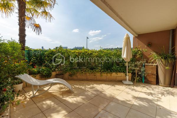 Vous recherchez un appartement 3 pièces dans un havre de paix où nature et calme font partie du quotidien ?

Je vous présente ce rez-de jardin de près de 58 m² situé dans une copropriété sécurisée avec gardien au bord des quais de Saône, érigée en 1983 sur près de 4 hectares de terrain dont une grande partie aménagée en bois, idéal pour les promenades quotidiennes de vos animaux de compagnie.

Cet appartement présente 2 terrasses et 2 jardins bien délimités avec vue dégagée sur la Saône et sans vis-à-vis.

Ce bien offre 2 espaces distincts : dès l'entrée, la cuisine toute équipée s'ouvre sur le séjour lumineux et propose un espace de vie de 25 m² orienté Sud/Ouest. En prolongement du séjour, la première terrasse et son jardin arboré sont accessibles soit par la cuisine soit par la baie vitrée du séjour. D'une surface de 24 m², cet espace extérieur arboré est idéal pour recevoir vos proches en soirée.

L'espace nuit quant à lui, dispose de 2 chambres de 10 et 12 m² env. donnant sur le second extérieur plus intimiste : une terrasse et un jardin arboré avec arbres fruitiers et fraisiers d'une surface de 32 m² vous offriront le plaisir d'avoir un jardin en pleine ville. Une salle de bain et des WC séparés complètent cet espace nuit.

L'appartement est vendu avec une cave saine située en rez-de-chaussée.
Possibilité d'acquérir une place de parking juste devant l'immeuble en sus de l'appartement.

A noter : double-vitrage dans toutes les pièces - gardienne dans l'immeuble - Triple exposition Sud/Ouest/Nord - Volets roulants électriques programmables à distance - radiateurs électriques - local vélo - places de parking visiteurs - table de pique-nique et chemin pédagogique dans le bois