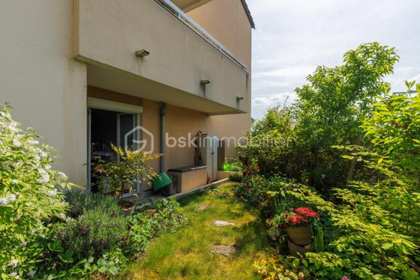 Vous recherchez un appartement 3 pièces dans un havre de paix où nature et calme font partie du quotidien ?

Je vous présente ce rez-de jardin de près de 58 m² situé dans une copropriété sécurisée avec gardien au bord des quais de Saône, érigée en 1983 sur près de 4 hectares de terrain dont une grande partie aménagée en bois, idéal pour les promenades quotidiennes de vos animaux de compagnie.

Cet appartement présente 2 terrasses et 2 jardins bien délimités avec vue dégagée sur la Saône et sans vis-à-vis.

Ce bien offre 2 espaces distincts : dès l'entrée, la cuisine toute équipée s'ouvre sur le séjour lumineux et propose un espace de vie de 25 m² orienté Sud/Ouest. En prolongement du séjour, la première terrasse et son jardin arboré sont accessibles soit par la cuisine soit par la baie vitrée du séjour. D'une surface de 24 m², cet espace extérieur arboré est idéal pour recevoir vos proches en soirée.

L'espace nuit quant à lui, dispose de 2 chambres de 10 et 12 m² env. donnant sur le second extérieur plus intimiste : une terrasse et un jardin arboré avec arbres fruitiers et fraisiers d'une surface de 32 m² vous offriront le plaisir d'avoir un jardin en pleine ville. Une salle de bain et des WC séparés complètent cet espace nuit.

L'appartement est vendu avec une cave saine située en rez-de-chaussée.
Possibilité d'acquérir une place de parking juste devant l'immeuble en sus de l'appartement.

A noter : double-vitrage dans toutes les pièces - gardienne dans l'immeuble - Triple exposition Sud/Ouest/Nord - Volets roulants électriques programmables à distance - radiateurs électriques - local vélo - places de parking visiteurs - table de pique-nique et chemin pédagogique dans le bois