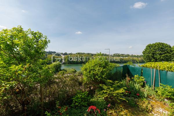 Vous recherchez un appartement 3 pièces dans un havre de paix où nature et calme font partie du quotidien ?

Je vous présente ce rez-de jardin de près de 58 m² situé dans une copropriété sécurisée avec gardien au bord des quais de Saône, érigée en 1983 sur près de 4 hectares de terrain dont une grande partie aménagée en bois, idéal pour les promenades quotidiennes de vos animaux de compagnie.

Cet appartement présente 2 terrasses et 2 jardins bien délimités avec vue dégagée sur la Saône et sans vis-à-vis.

Ce bien offre 2 espaces distincts : dès l'entrée, la cuisine toute équipée s'ouvre sur le séjour lumineux et propose un espace de vie de 25 m² orienté Sud/Ouest. En prolongement du séjour, la première terrasse et son jardin arboré sont accessibles soit par la cuisine soit par la baie vitrée du séjour. D'une surface de 24 m², cet espace extérieur arboré est idéal pour recevoir vos proches en soirée.

L'espace nuit quant à lui, dispose de 2 chambres de 10 et 12 m² env. donnant sur le second extérieur plus intimiste : une terrasse et un jardin arboré avec arbres fruitiers et fraisiers d'une surface de 32 m² vous offriront le plaisir d'avoir un jardin en pleine ville. Une salle de bain et des WC séparés complètent cet espace nuit.

L'appartement est vendu avec une cave saine située en rez-de-chaussée.
Possibilité d'acquérir une place de parking juste devant l'immeuble en sus de l'appartement.

A noter : double-vitrage dans toutes les pièces - gardienne dans l'immeuble - Triple exposition Sud/Ouest/Nord - Volets roulants électriques programmables à distance - radiateurs électriques - local vélo - places de parking visiteurs - table de pique-nique et chemin pédagogique dans le bois