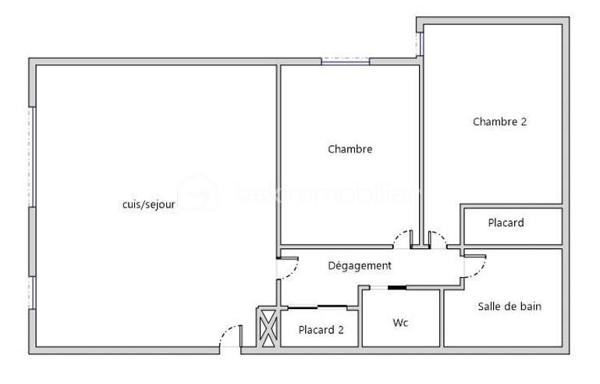 Vous recherchez un appartement 3 pièces dans un havre de paix où nature et calme font partie du quotidien ?

Je vous présente ce rez-de jardin de près de 58 m² situé dans une copropriété sécurisée avec gardien au bord des quais de Saône, érigée en 1983 sur près de 4 hectares de terrain dont une grande partie aménagée en bois, idéal pour les promenades quotidiennes de vos animaux de compagnie.

Cet appartement présente 2 terrasses et 2 jardins bien délimités avec vue dégagée sur la Saône et sans vis-à-vis.

Ce bien offre 2 espaces distincts : dès l'entrée, la cuisine toute équipée s'ouvre sur le séjour lumineux et propose un espace de vie de 25 m² orienté Sud/Ouest. En prolongement du séjour, la première terrasse et son jardin arboré sont accessibles soit par la cuisine soit par la baie vitrée du séjour. D'une surface de 24 m², cet espace extérieur arboré est idéal pour recevoir vos proches en soirée.

L'espace nuit quant à lui, dispose de 2 chambres de 10 et 12 m² env. donnant sur le second extérieur plus intimiste : une terrasse et un jardin arboré avec arbres fruitiers et fraisiers d'une surface de 32 m² vous offriront le plaisir d'avoir un jardin en pleine ville. Une salle de bain et des WC séparés complètent cet espace nuit.

L'appartement est vendu avec une cave saine située en rez-de-chaussée.
Possibilité d'acquérir une place de parking juste devant l'immeuble en sus de l'appartement.

A noter : double-vitrage dans toutes les pièces - gardienne dans l'immeuble - Triple exposition Sud/Ouest/Nord - Volets roulants électriques programmables à distance - radiateurs électriques - local vélo - places de parking visiteurs - table de pique-nique et chemin pédagogique dans le bois