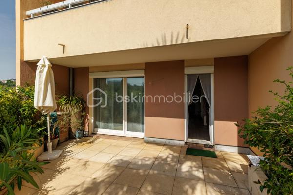 Vous recherchez un appartement 3 pièces dans un havre de paix où nature et calme font partie du quotidien ?

Je vous présente ce rez-de jardin de près de 58 m² situé dans une copropriété sécurisée avec gardien au bord des quais de Saône, érigée en 1983 sur près de 4 hectares de terrain dont une grande partie aménagée en bois, idéal pour les promenades quotidiennes de vos animaux de compagnie.

Cet appartement présente 2 terrasses et 2 jardins bien délimités avec vue dégagée sur la Saône et sans vis-à-vis.

Ce bien offre 2 espaces distincts : dès l'entrée, la cuisine toute équipée s'ouvre sur le séjour lumineux et propose un espace de vie de 25 m² orienté Sud/Ouest. En prolongement du séjour, la première terrasse et son jardin arboré sont accessibles soit par la cuisine soit par la baie vitrée du séjour. D'une surface de 24 m², cet espace extérieur arboré est idéal pour recevoir vos proches en soirée.

L'espace nuit quant à lui, dispose de 2 chambres de 10 et 12 m² env. donnant sur le second extérieur plus intimiste : une terrasse et un jardin arboré avec arbres fruitiers et fraisiers d'une surface de 32 m² vous offriront le plaisir d'avoir un jardin en pleine ville. Une salle de bain et des WC séparés complètent cet espace nuit.

L'appartement est vendu avec une cave saine située en rez-de-chaussée.
Possibilité d'acquérir une place de parking juste devant l'immeuble en sus de l'appartement.

A noter : double-vitrage dans toutes les pièces - gardienne dans l'immeuble - Triple exposition Sud/Ouest/Nord - Volets roulants électriques programmables à distance - radiateurs électriques - local vélo - places de parking visiteurs - table de pique-nique et chemin pédagogique dans le bois