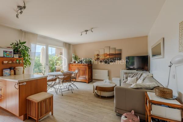 Vous recherchez un appartement 3 pièces dans un havre de paix où nature et calme font partie du quotidien ?

Je vous présente ce rez-de jardin de près de 58 m² situé dans une copropriété sécurisée avec gardien au bord des quais de Saône, érigée en 1983 sur près de 4 hectares de terrain dont une grande partie aménagée en bois, idéal pour les promenades quotidiennes de vos animaux de compagnie.

Cet appartement présente 2 terrasses et 2 jardins bien délimités avec vue dégagée sur la Saône et sans vis-à-vis.

Ce bien offre 2 espaces distincts : dès l'entrée, la cuisine toute équipée s'ouvre sur le séjour lumineux et propose un espace de vie de 25 m² orienté Sud/Ouest. En prolongement du séjour, la première terrasse et son jardin arboré sont accessibles soit par la cuisine soit par la baie vitrée du séjour. D'une surface de 24 m², cet espace extérieur arboré est idéal pour recevoir vos proches en soirée.

L'espace nuit quant à lui, dispose de 2 chambres de 10 et 12 m² env. donnant sur le second extérieur plus intimiste : une terrasse et un jardin arboré avec arbres fruitiers et fraisiers d'une surface de 32 m² vous offriront le plaisir d'avoir un jardin en pleine ville. Une salle de bain et des WC séparés complètent cet espace nuit.

L'appartement est vendu avec une cave saine située en rez-de-chaussée.
Possibilité d'acquérir une place de parking juste devant l'immeuble en sus de l'appartement.

A noter : double-vitrage dans toutes les pièces - gardienne dans l'immeuble - Triple exposition Sud/Ouest/Nord - Volets roulants électriques programmables à distance - radiateurs électriques - local vélo - places de parking visiteurs - table de pique-nique et chemin pédagogique dans le bois