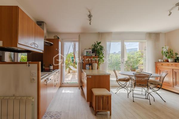 Vous recherchez un appartement 3 pièces dans un havre de paix où nature et calme font partie du quotidien ?

Je vous présente ce rez-de jardin de près de 58 m² situé dans une copropriété sécurisée avec gardien au bord des quais de Saône, érigée en 1983 sur près de 4 hectares de terrain dont une grande partie aménagée en bois, idéal pour les promenades quotidiennes de vos animaux de compagnie.

Cet appartement présente 2 terrasses et 2 jardins bien délimités avec vue dégagée sur la Saône et sans vis-à-vis.

Ce bien offre 2 espaces distincts : dès l'entrée, la cuisine toute équipée s'ouvre sur le séjour lumineux et propose un espace de vie de 25 m² orienté Sud/Ouest. En prolongement du séjour, la première terrasse et son jardin arboré sont accessibles soit par la cuisine soit par la baie vitrée du séjour. D'une surface de 24 m², cet espace extérieur arboré est idéal pour recevoir vos proches en soirée.

L'espace nuit quant à lui, dispose de 2 chambres de 10 et 12 m² env. donnant sur le second extérieur plus intimiste : une terrasse et un jardin arboré avec arbres fruitiers et fraisiers d'une surface de 32 m² vous offriront le plaisir d'avoir un jardin en pleine ville. Une salle de bain et des WC séparés complètent cet espace nuit.

L'appartement est vendu avec une cave saine située en rez-de-chaussée.
Possibilité d'acquérir une place de parking juste devant l'immeuble en sus de l'appartement.

A noter : double-vitrage dans toutes les pièces - gardienne dans l'immeuble - Triple exposition Sud/Ouest/Nord - Volets roulants électriques programmables à distance - radiateurs électriques - local vélo - places de parking visiteurs - table de pique-nique et chemin pédagogique dans le bois