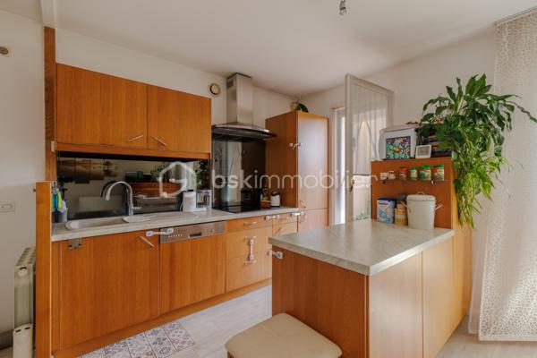 Vous recherchez un appartement 3 pièces dans un havre de paix où nature et calme font partie du quotidien ?

Je vous présente ce rez-de jardin de près de 58 m² situé dans une copropriété sécurisée avec gardien au bord des quais de Saône, érigée en 1983 sur près de 4 hectares de terrain dont une grande partie aménagée en bois, idéal pour les promenades quotidiennes de vos animaux de compagnie.

Cet appartement présente 2 terrasses et 2 jardins bien délimités avec vue dégagée sur la Saône et sans vis-à-vis.

Ce bien offre 2 espaces distincts : dès l'entrée, la cuisine toute équipée s'ouvre sur le séjour lumineux et propose un espace de vie de 25 m² orienté Sud/Ouest. En prolongement du séjour, la première terrasse et son jardin arboré sont accessibles soit par la cuisine soit par la baie vitrée du séjour. D'une surface de 24 m², cet espace extérieur arboré est idéal pour recevoir vos proches en soirée.

L'espace nuit quant à lui, dispose de 2 chambres de 10 et 12 m² env. donnant sur le second extérieur plus intimiste : une terrasse et un jardin arboré avec arbres fruitiers et fraisiers d'une surface de 32 m² vous offriront le plaisir d'avoir un jardin en pleine ville. Une salle de bain et des WC séparés complètent cet espace nuit.

L'appartement est vendu avec une cave saine située en rez-de-chaussée.
Possibilité d'acquérir une place de parking juste devant l'immeuble en sus de l'appartement.

A noter : double-vitrage dans toutes les pièces - gardienne dans l'immeuble - Triple exposition Sud/Ouest/Nord - Volets roulants électriques programmables à distance - radiateurs électriques - local vélo - places de parking visiteurs - table de pique-nique et chemin pédagogique dans le bois