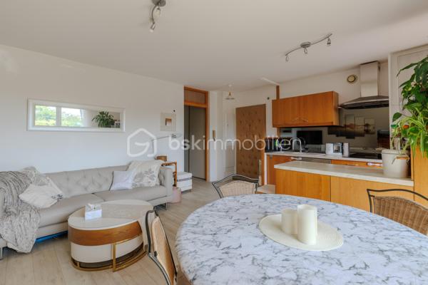 Vous recherchez un appartement 3 pièces dans un havre de paix où nature et calme font partie du quotidien ?

Je vous présente ce rez-de jardin de près de 58 m² situé dans une copropriété sécurisée avec gardien au bord des quais de Saône, érigée en 1983 sur près de 4 hectares de terrain dont une grande partie aménagée en bois, idéal pour les promenades quotidiennes de vos animaux de compagnie.

Cet appartement présente 2 terrasses et 2 jardins bien délimités avec vue dégagée sur la Saône et sans vis-à-vis.

Ce bien offre 2 espaces distincts : dès l'entrée, la cuisine toute équipée s'ouvre sur le séjour lumineux et propose un espace de vie de 25 m² orienté Sud/Ouest. En prolongement du séjour, la première terrasse et son jardin arboré sont accessibles soit par la cuisine soit par la baie vitrée du séjour. D'une surface de 24 m², cet espace extérieur arboré est idéal pour recevoir vos proches en soirée.

L'espace nuit quant à lui, dispose de 2 chambres de 10 et 12 m² env. donnant sur le second extérieur plus intimiste : une terrasse et un jardin arboré avec arbres fruitiers et fraisiers d'une surface de 32 m² vous offriront le plaisir d'avoir un jardin en pleine ville. Une salle de bain et des WC séparés complètent cet espace nuit.

L'appartement est vendu avec une cave saine située en rez-de-chaussée.
Possibilité d'acquérir une place de parking juste devant l'immeuble en sus de l'appartement.

A noter : double-vitrage dans toutes les pièces - gardienne dans l'immeuble - Triple exposition Sud/Ouest/Nord - Volets roulants électriques programmables à distance - radiateurs électriques - local vélo - places de parking visiteurs - table de pique-nique et chemin pédagogique dans le bois