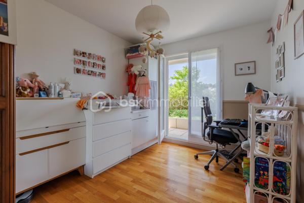 Vous recherchez un appartement 3 pièces dans un havre de paix où nature et calme font partie du quotidien ?

Je vous présente ce rez-de jardin de près de 58 m² situé dans une copropriété sécurisée avec gardien au bord des quais de Saône, érigée en 1983 sur près de 4 hectares de terrain dont une grande partie aménagée en bois, idéal pour les promenades quotidiennes de vos animaux de compagnie.

Cet appartement présente 2 terrasses et 2 jardins bien délimités avec vue dégagée sur la Saône et sans vis-à-vis.

Ce bien offre 2 espaces distincts : dès l'entrée, la cuisine toute équipée s'ouvre sur le séjour lumineux et propose un espace de vie de 25 m² orienté Sud/Ouest. En prolongement du séjour, la première terrasse et son jardin arboré sont accessibles soit par la cuisine soit par la baie vitrée du séjour. D'une surface de 24 m², cet espace extérieur arboré est idéal pour recevoir vos proches en soirée.

L'espace nuit quant à lui, dispose de 2 chambres de 10 et 12 m² env. donnant sur le second extérieur plus intimiste : une terrasse et un jardin arboré avec arbres fruitiers et fraisiers d'une surface de 32 m² vous offriront le plaisir d'avoir un jardin en pleine ville. Une salle de bain et des WC séparés complètent cet espace nuit.

L'appartement est vendu avec une cave saine située en rez-de-chaussée.
Possibilité d'acquérir une place de parking juste devant l'immeuble en sus de l'appartement.

A noter : double-vitrage dans toutes les pièces - gardienne dans l'immeuble - Triple exposition Sud/Ouest/Nord - Volets roulants électriques programmables à distance - radiateurs électriques - local vélo - places de parking visiteurs - table de pique-nique et chemin pédagogique dans le bois