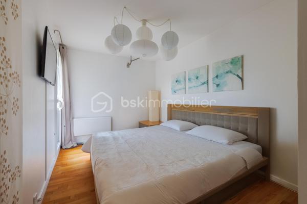 Vous recherchez un appartement 3 pièces dans un havre de paix où nature et calme font partie du quotidien ?

Je vous présente ce rez-de jardin de près de 58 m² situé dans une copropriété sécurisée avec gardien au bord des quais de Saône, érigée en 1983 sur près de 4 hectares de terrain dont une grande partie aménagée en bois, idéal pour les promenades quotidiennes de vos animaux de compagnie.

Cet appartement présente 2 terrasses et 2 jardins bien délimités avec vue dégagée sur la Saône et sans vis-à-vis.

Ce bien offre 2 espaces distincts : dès l'entrée, la cuisine toute équipée s'ouvre sur le séjour lumineux et propose un espace de vie de 25 m² orienté Sud/Ouest. En prolongement du séjour, la première terrasse et son jardin arboré sont accessibles soit par la cuisine soit par la baie vitrée du séjour. D'une surface de 24 m², cet espace extérieur arboré est idéal pour recevoir vos proches en soirée.

L'espace nuit quant à lui, dispose de 2 chambres de 10 et 12 m² env. donnant sur le second extérieur plus intimiste : une terrasse et un jardin arboré avec arbres fruitiers et fraisiers d'une surface de 32 m² vous offriront le plaisir d'avoir un jardin en pleine ville. Une salle de bain et des WC séparés complètent cet espace nuit.

L'appartement est vendu avec une cave saine située en rez-de-chaussée.
Possibilité d'acquérir une place de parking juste devant l'immeuble en sus de l'appartement.

A noter : double-vitrage dans toutes les pièces - gardienne dans l'immeuble - Triple exposition Sud/Ouest/Nord - Volets roulants électriques programmables à distance - radiateurs électriques - local vélo - places de parking visiteurs - table de pique-nique et chemin pédagogique dans le bois