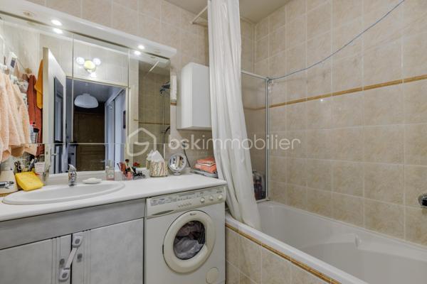 Vous recherchez un appartement 3 pièces dans un havre de paix où nature et calme font partie du quotidien ?

Je vous présente ce rez-de jardin de près de 58 m² situé dans une copropriété sécurisée avec gardien au bord des quais de Saône, érigée en 1983 sur près de 4 hectares de terrain dont une grande partie aménagée en bois, idéal pour les promenades quotidiennes de vos animaux de compagnie.

Cet appartement présente 2 terrasses et 2 jardins bien délimités avec vue dégagée sur la Saône et sans vis-à-vis.

Ce bien offre 2 espaces distincts : dès l'entrée, la cuisine toute équipée s'ouvre sur le séjour lumineux et propose un espace de vie de 25 m² orienté Sud/Ouest. En prolongement du séjour, la première terrasse et son jardin arboré sont accessibles soit par la cuisine soit par la baie vitrée du séjour. D'une surface de 24 m², cet espace extérieur arboré est idéal pour recevoir vos proches en soirée.

L'espace nuit quant à lui, dispose de 2 chambres de 10 et 12 m² env. donnant sur le second extérieur plus intimiste : une terrasse et un jardin arboré avec arbres fruitiers et fraisiers d'une surface de 32 m² vous offriront le plaisir d'avoir un jardin en pleine ville. Une salle de bain et des WC séparés complètent cet espace nuit.

L'appartement est vendu avec une cave saine située en rez-de-chaussée.
Possibilité d'acquérir une place de parking juste devant l'immeuble en sus de l'appartement.

A noter : double-vitrage dans toutes les pièces - gardienne dans l'immeuble - Triple exposition Sud/Ouest/Nord - Volets roulants électriques programmables à distance - radiateurs électriques - local vélo - places de parking visiteurs - table de pique-nique et chemin pédagogique dans le bois